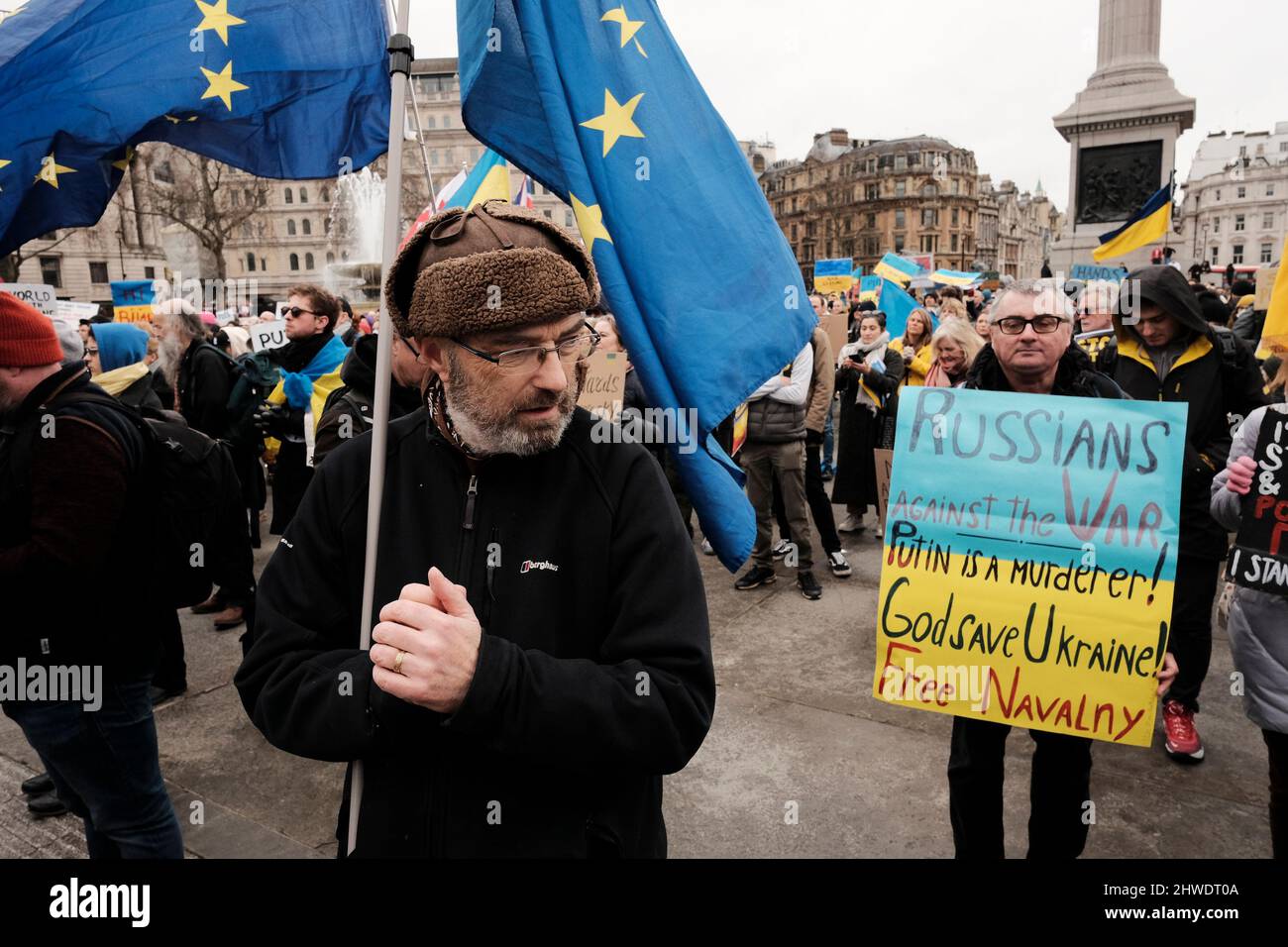 5th marzo 2022, Londra, Regno Unito. Cittadini ucraini e sostenitori pro-Ucraina si radunano a Trafalgar Square per protestare contro l'invasione russa e la guerra in Ucraina. I cittadini russi si oppongono alla guerra. Foto Stock