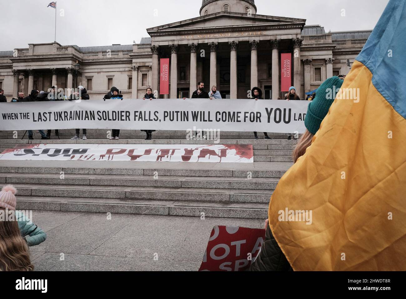 5th marzo 2022, Londra, Regno Unito. Cittadini ucraini e sostenitori pro-Ucraina si radunano a Trafalgar Square per protestare contro l'invasione russa e la guerra in Ucraina. Foto Stock