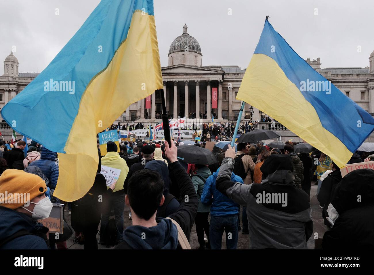 5th marzo 2022, Londra, Regno Unito. Cittadini ucraini e sostenitori pro-Ucraina si radunano a Trafalgar Square per protestare contro l'invasione russa e la guerra in Ucraina. Foto Stock