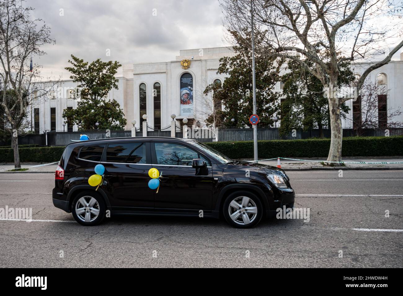 Madrid, Spagna. 05th Mar 2022. Si vede un'auto con palloncini con i colori della bandiera Ucraina passando dall'Ambasciata di Russia. Gli ucraini che vivono a Madrid si sono riuniti davanti all'ambasciata russa per protestare contro gli attacchi russi in Ucraina che chiedono la fine della guerra. Credit: Marcos del Maio/Alamy Live News Foto Stock