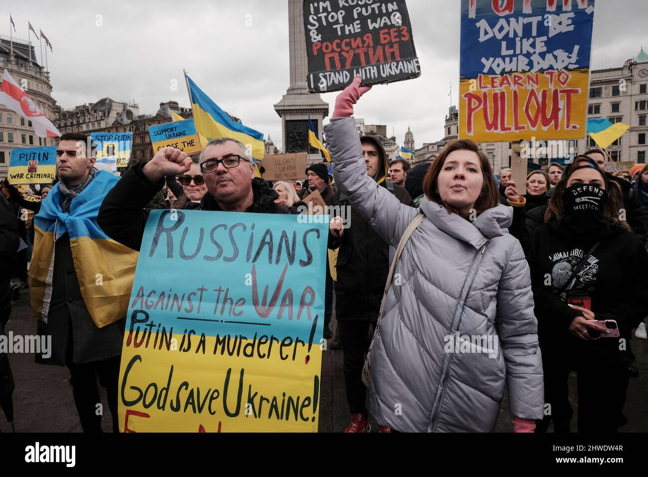 5th marzo 2022, Londra, Regno Unito. Cittadini ucraini e sostenitori pro-Ucraina si radunano a Trafalgar Square per protestare contro l'invasione russa e la guerra in Ucraina. I cittadini russi si oppongono alla guerra. Foto Stock