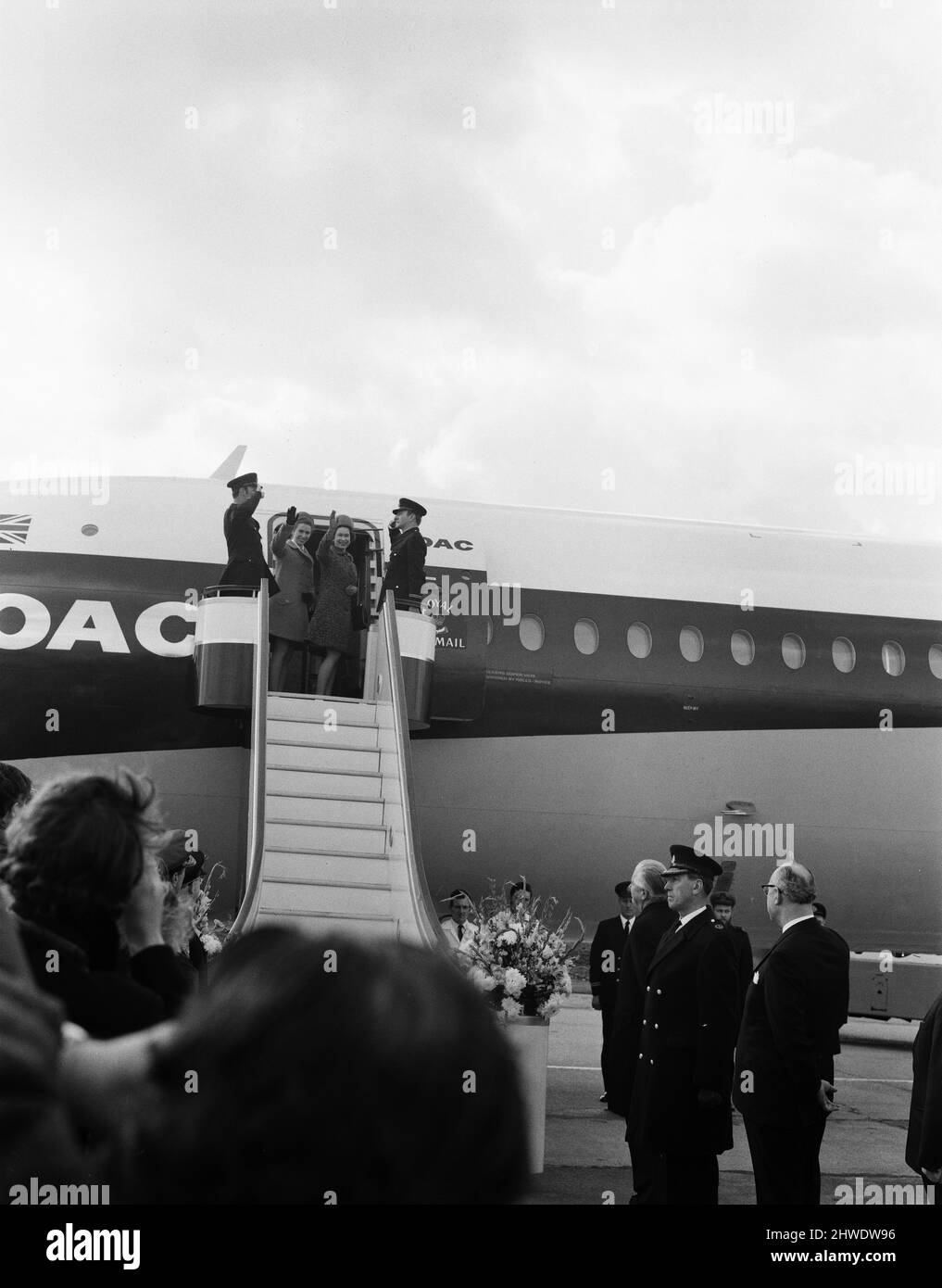 La Regina e la Principessa Anne, nella foto dell'aeroporto di Heathrow, 2nd marzo 1970. Sulla loro strada per l'Australia, in una visita di nove settimane a Fiji, Tonga, Nuova Zelanda e Australia. Il Duca di Edimburgo si unirà a loro stasera a Vancouver, ha suonato polo in Messico dopo la sua visita a Cape Kennedy. Il Principe di Galles si metterà in pari con il Partito reale il 12th marzo a Wellington. Foto Stock