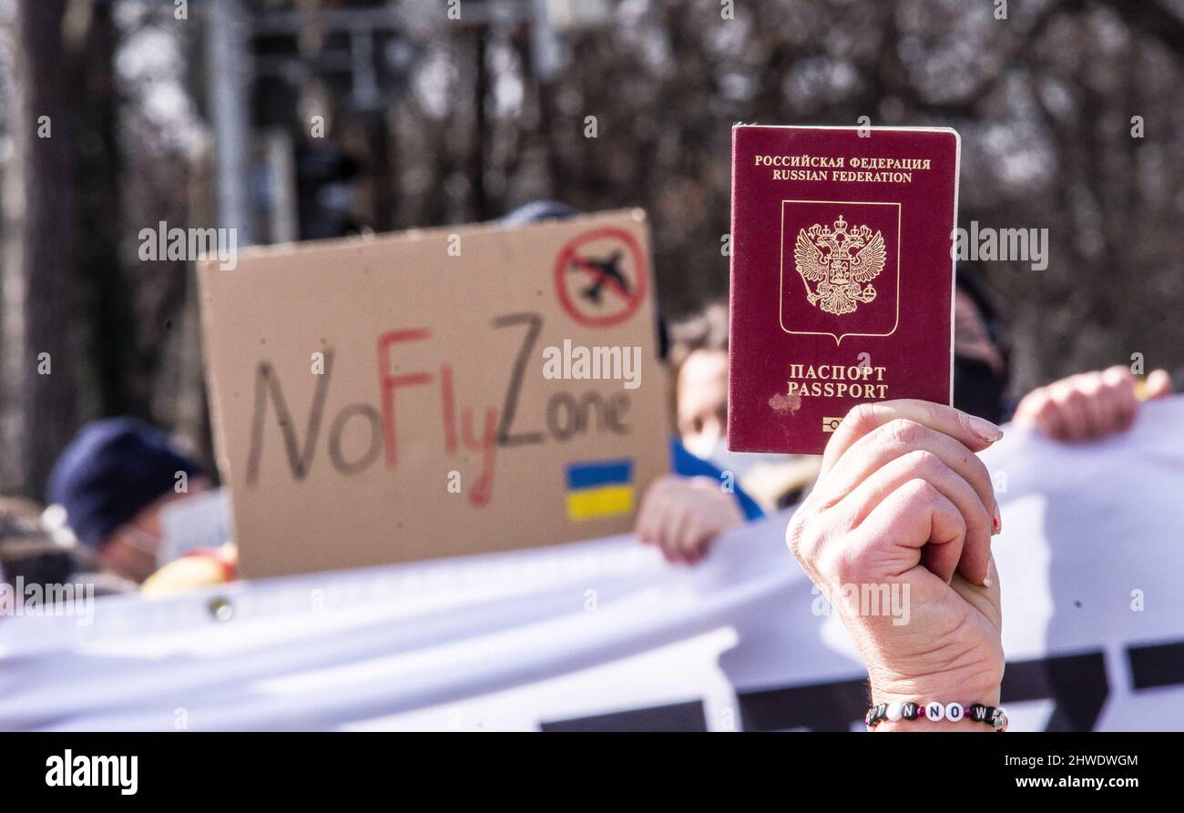 Monaco, Baviera, Germania. 5th Mar 2022. Con il motto "l'Ucraina è l'Europa”, Irina Revina Hofmann di Monaco di Baviera, la Germania ha tenuto una manifestazione in opposizione alla guerra condotta da Vladimir Putin contro l'Ucraina. Hofmann è un russo che si oppone al regime di Putin. A un certo punto, un passerby ha espresso la sua opposizione all'esistenza stessa della Russia, alla quale Hofmann ha risposto mostrando il suo passaporto russo per chiedere perdono e dire che non tutti i russi fanno parte della guerra e dell'autoritarismo di Putin. (Credit Image: © Sachelle Babbar/ZUMA Press Wire) Foto Stock