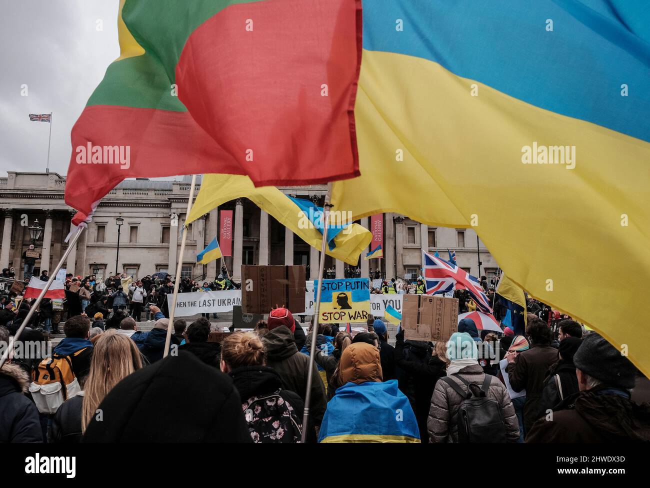 5th marzo 2022, Londra, Regno Unito. Cittadini ucraini e sostenitori pro-Ucraina si radunano a Trafalgar Square per protestare contro l'invasione russa e la guerra in Ucraina. Foto Stock