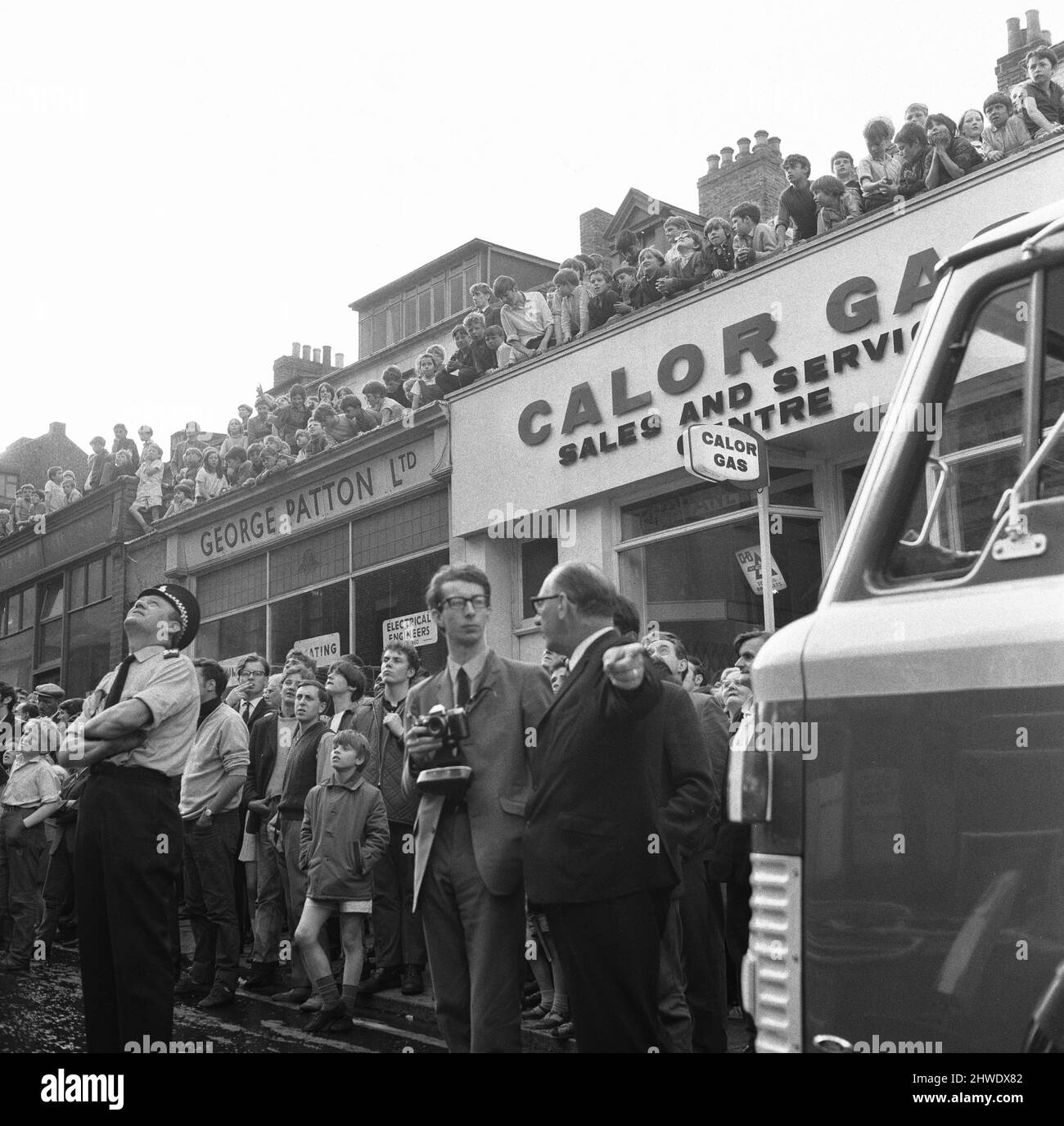 Il fuoco del magazzino di pneumatici Firestone, Westgate Hill, Newcastle. Il 31st luglio 1969Families, vivendo vicino, dovette essere evacuato quando l'intero complesso di edifici salì in fiamme. Ad un certo punto 56 vigili del fuoco e 15 apparecchi di fuoco stavano attaccando l'enorme blaze. Il fumo denso si alzava nel cielo della sera e poteva essere visto lontano come South Shields e Ponteland. All'altezza delle bombolette di vernice e grasso in un magazzino esplodevano e colpivano il tetto inviando piastrelle e ardesia 100ft in aria, ma la gente ancora affollata per strada per vedere cosa stava accadendo. Foto Stock