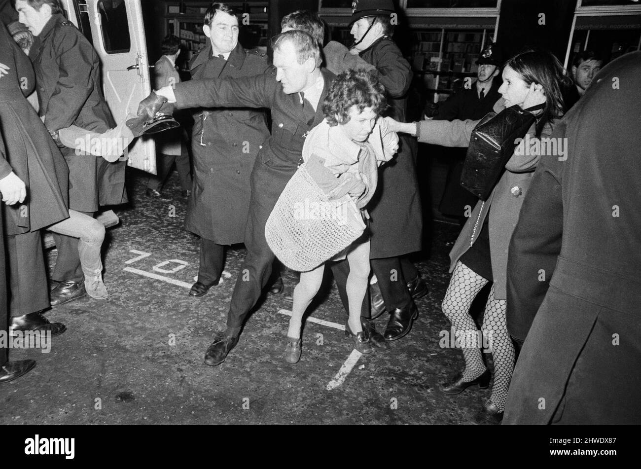 Dimostrazione della London School of Ecomonics (LSE). La polizia scuffa con i manifestanti studenteschi della LSE in seguito al loro sfratto da parte della LSE. 24th gennaio 1969. Foto Stock