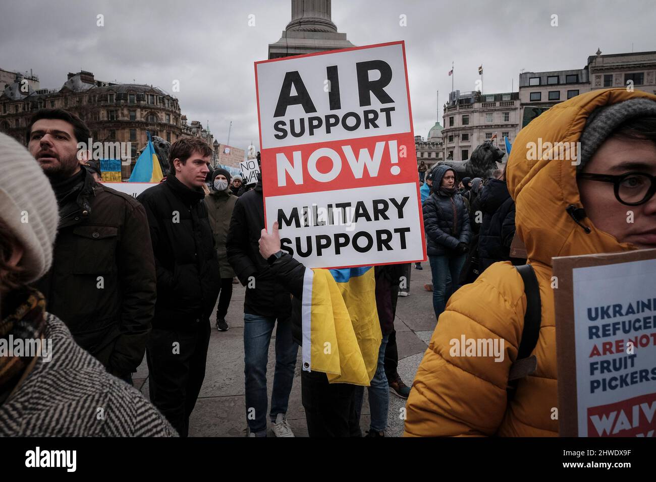 5th marzo 2022, Londra, Regno Unito. Cittadini ucraini e sostenitori pro-Ucraina si radunano a Trafalgar Square per protestare contro l'invasione russa e la guerra in Ucraina. Il manifestante ha la targa che chiede il supporto Air. Foto Stock