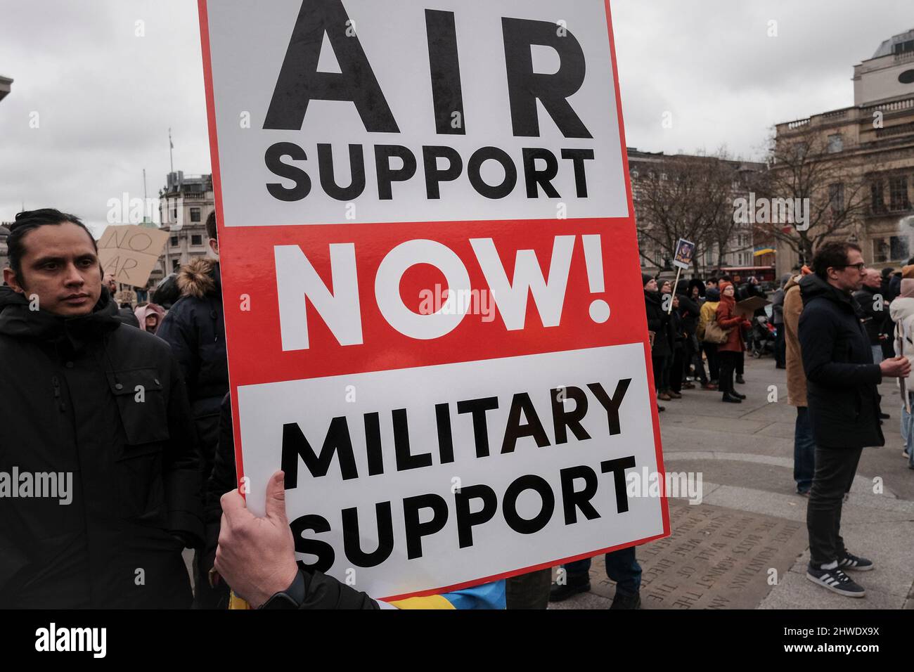 5th marzo 2022, Londra, Regno Unito. Cittadini ucraini e sostenitori pro-Ucraina si radunano a Trafalgar Square per protestare contro l'invasione russa e la guerra in Ucraina. Il manifestante ha la targa che chiede il supporto Air. Foto Stock