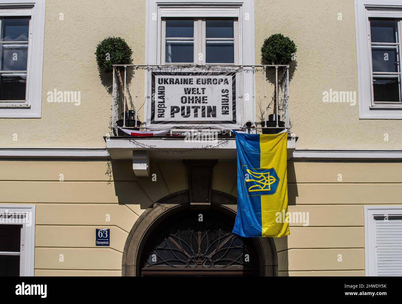 Monaco, Baviera, Germania. 5th Mar 2022. Con il motto "l'Ucraina è l'Europa”, Irina Revina Hofmann di Monaco di Baviera, la Germania ha tenuto una manifestazione in opposizione alla guerra condotta da Vladimir Putin contro l'Ucraina. Hofmann è un russo che si oppone al regime di Putin. A un certo punto, un passerby ha espresso la sua opposizione all'esistenza stessa della Russia, alla quale Hofmann ha risposto mostrando il suo passaporto russo per chiedere perdono e dire che non tutti i russi fanno parte della guerra e dell'autoritarismo di Putin. (Credit Image: © Sachelle Babbar/ZUMA Press Wire) Foto Stock