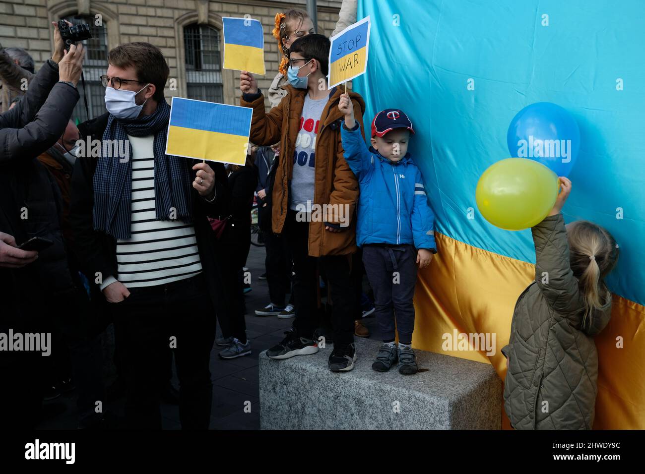 Grande mobilitazione a Parigi contro la guerra in Ucraina migliaia di persone hanno marciato tra la repubblica e la bastiglia cantando slogan anti-putin Foto Stock