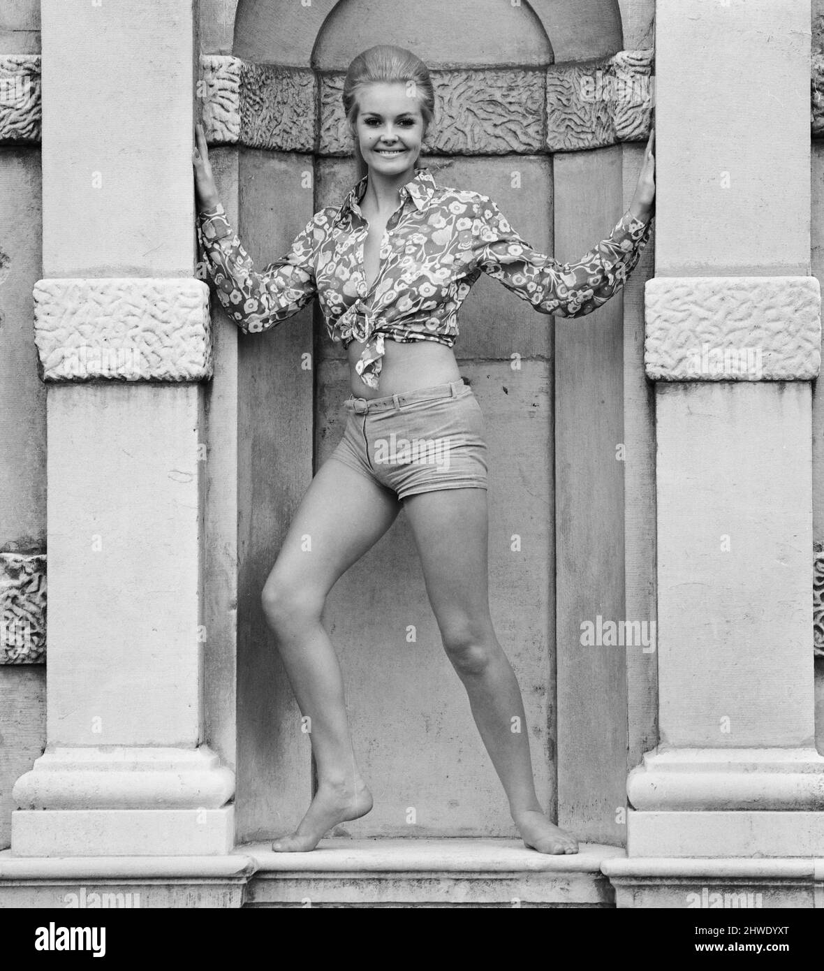 Nuova incoronata Miss Regno Unito, 21 anni Yvonne Ormes di Cheshire, pone per un Daily Mirror moda sparare. Rappresenterà il Regno Unito nel concorso Miss World. 23rd agosto 1970. Foto Stock