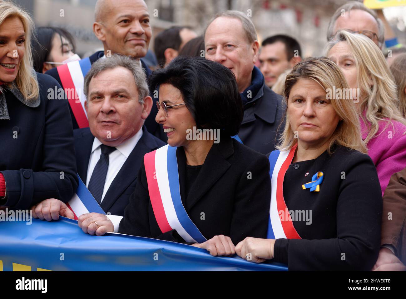 Grande mobilitazione a Parigi contro la guerra in Ukrain molti politici della sinistra e della destra erano in processione, compreso il sindaco di Parigi Foto Stock