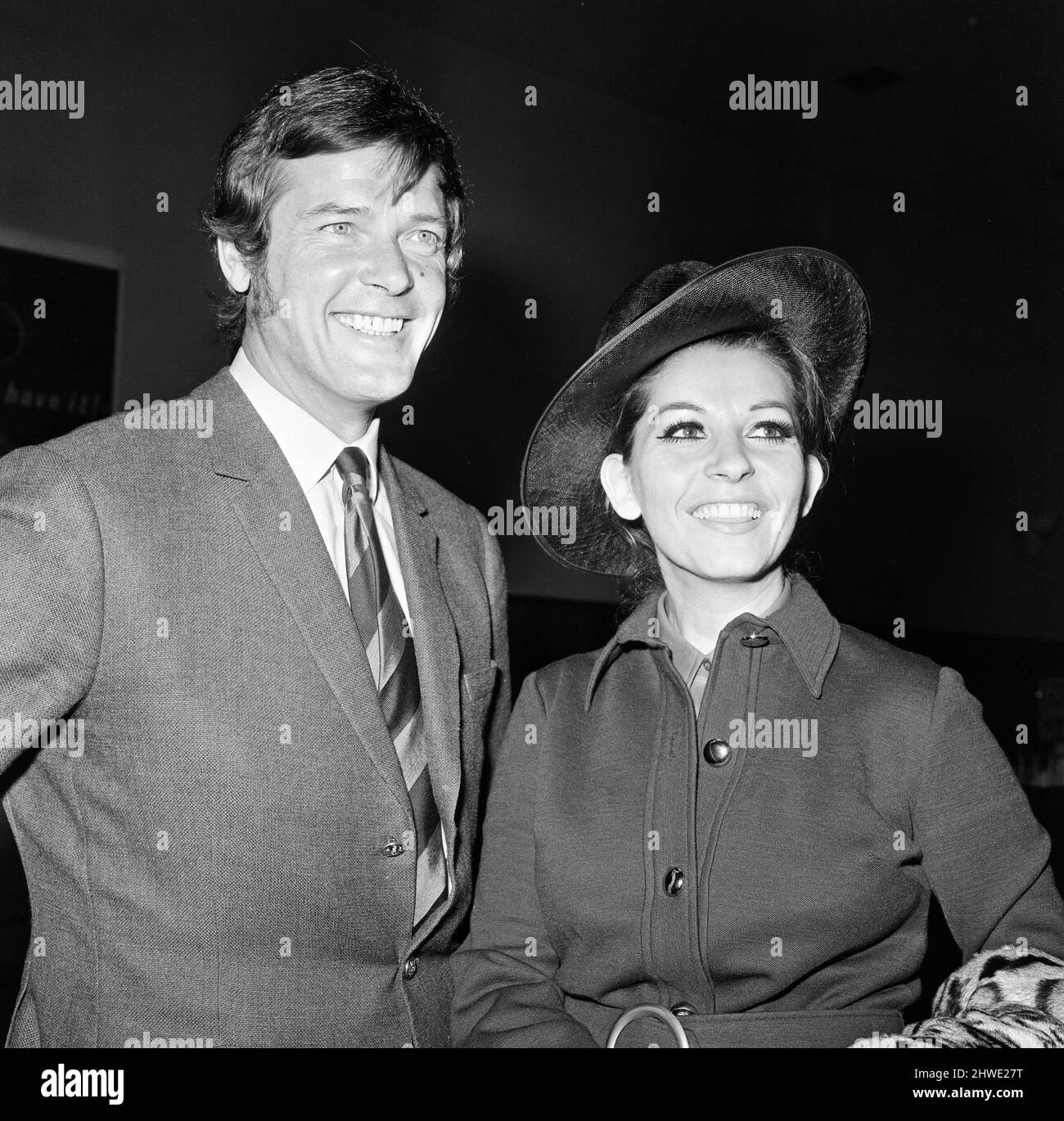 Roger Moore e sua moglie Luisa si dirigono verso la loro luna di miele. 13th aprile 1969. Foto Stock
