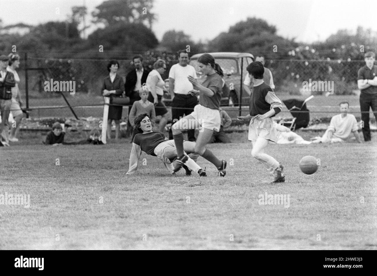 Partita di calcio femminile. Southampton Ladies / Beecham Belles dal Berkshire. Punteggio finale 13 - 0 a Southampton Ladies. Semifinale del Concorso Internazionale Football delle Donne. Clacton, Essex. Un buon tackle da una signora di Southampton sul terreno. 6th settembre 1969. Foto Stock