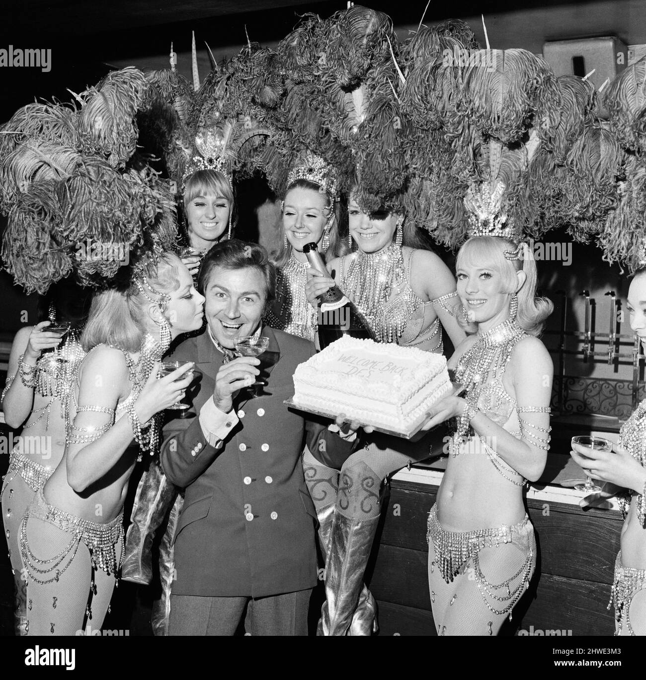 L'intrattenitore Des o'Connor, che oggi pomeriggio aveva ricevuto l'ordine di fare un breve riposo dal medico, tornò al Palladium dove gli fu data una festa a sorpresa dai ballerini dello spettacolo. 22nd settembre 1969. Foto Stock