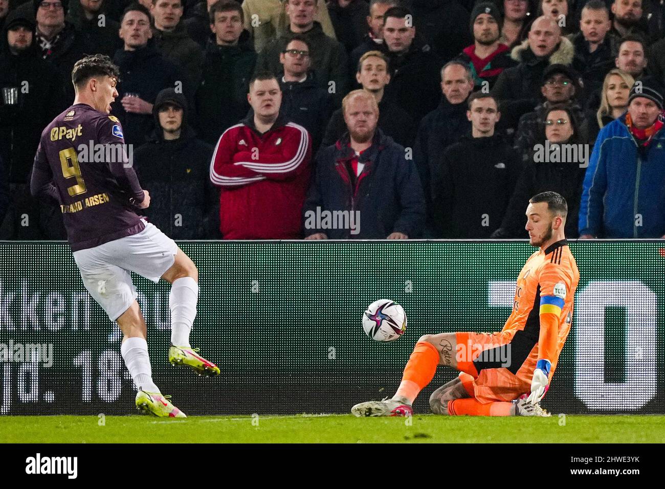 Rotterdam, Paesi Bassi. 05th Mar 2022. Rotterdam - Jorgen Strand Larsen del FC Groningen, custode di Feyenoord Justin Bijlow durante la partita tra Feyenoord e FC Groningen a de Kuip il 5 marzo 2022 a Rotterdam, Paesi Bassi. (Box to Box Pictures/Tom Bode) credito: Box to box pictures/Alamy Live News Foto Stock