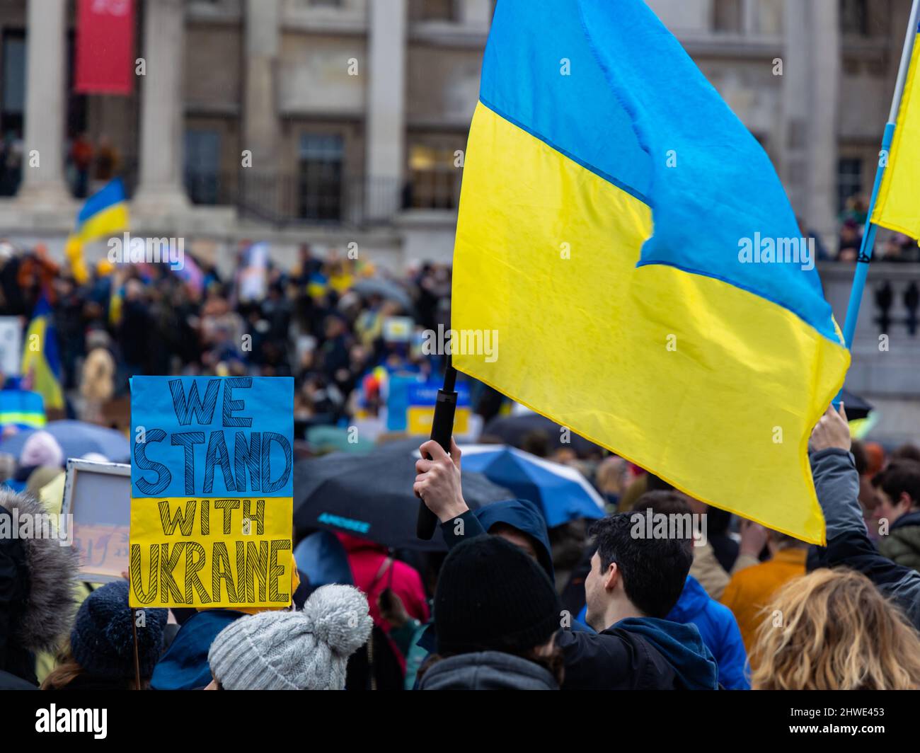 Londra, Regno Unito. 05 marzo 2022. I manifestanti hanno sventolato bandiere ucraine e hanno appostato segnali che dimostrano il loro sostegno all'Ucraina. Un cartello recita: "SIAMO CON L'UCRAINA”. Ciò è in relazione all'invasione dell'Ucraina dalla Russia. © Matt Goodrum/Alamy Live News Foto Stock
