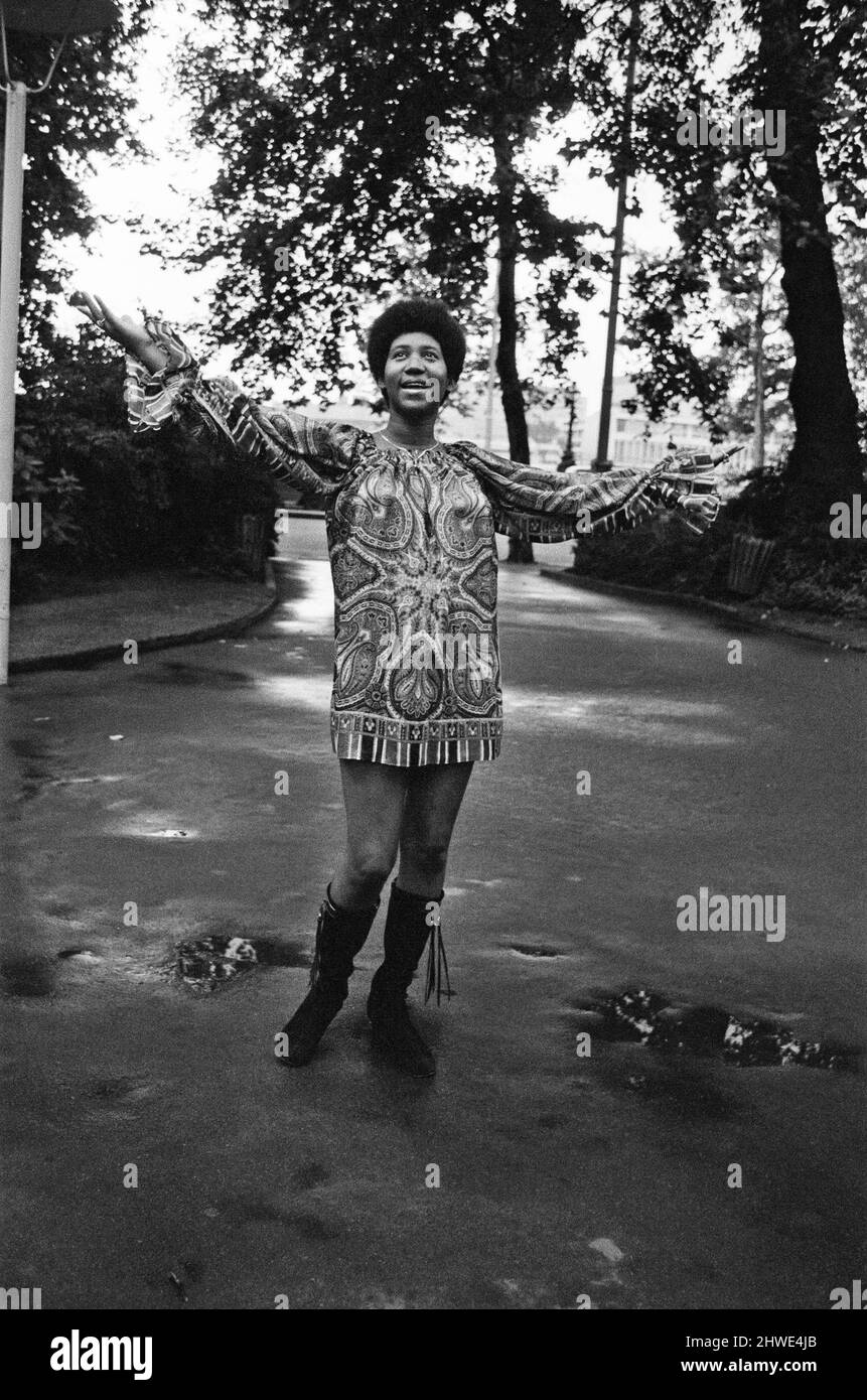 Aretha Franklin raffigurato a Londra, nell'estate del 1970. Aretha Louise Franklin Aretha Louise Franklin (New York, 25 marzo 1942) è un cantante, compositore e musicista statunitense. Franklin iniziò la sua carriera cantando il Vangelo presso il padre, la chiesa del ministro C. L. Franklin da bambino. Nel 1960, all'età di 18 anni, Franklin si imbarcò in una carriera secolare, registrando per la Columbia Records ma ottenendo solo un modesto successo. Dopo la sua firma alla Atlantic Records nel 1967, Franklin ottenne un'acclamazione commerciale e un successo con canzoni come 'RESPECT', '(You Make Me Feel Like) A Natural Woman' e 'Think'. Questi colpi e più l'hanno aiutata Foto Stock