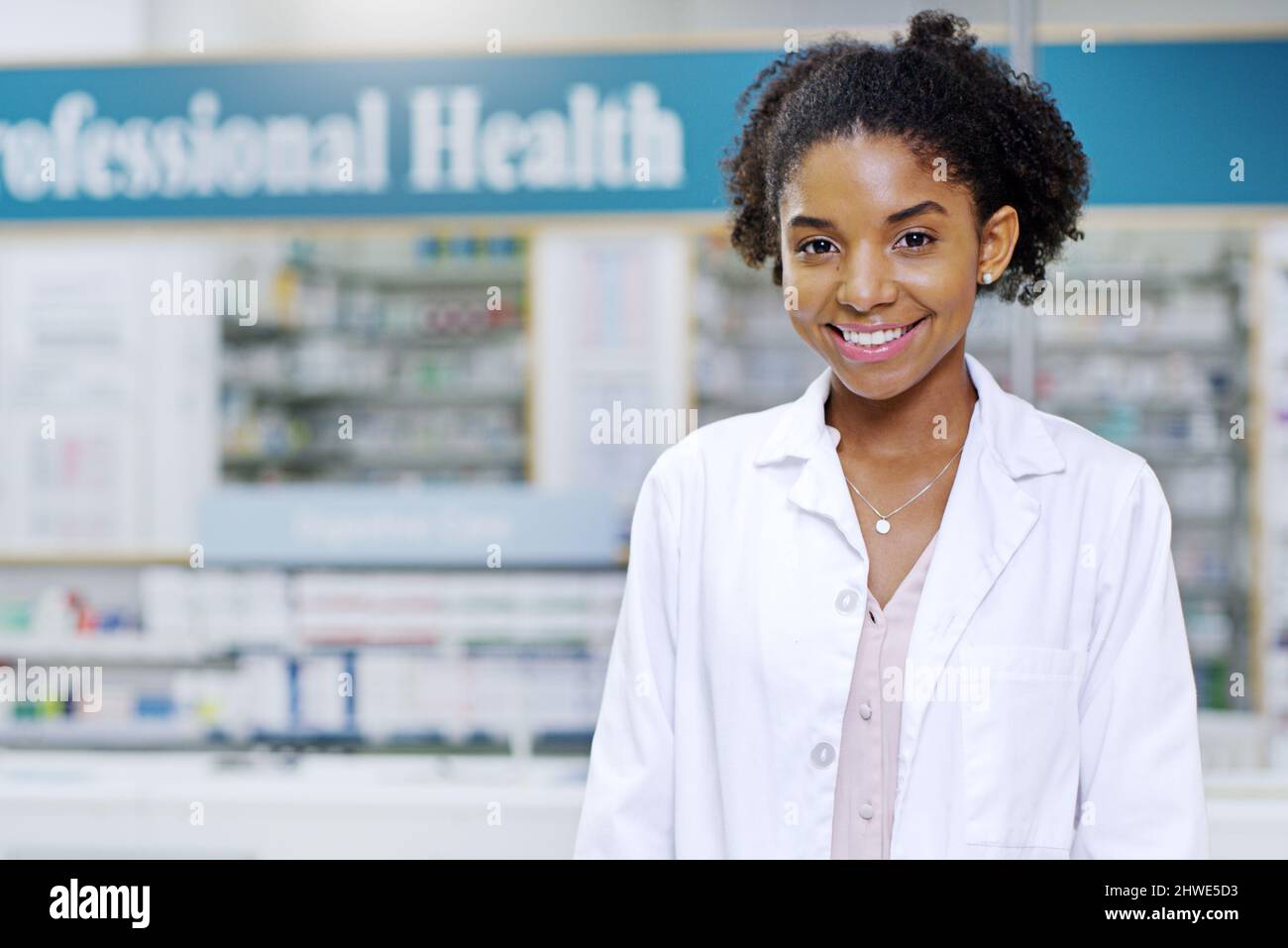 Offriamo prodotti sanitari accessibili solo per voi. Ritratto di un giovane e attraente farmacista sorridente e posando in una farmacia. Foto Stock