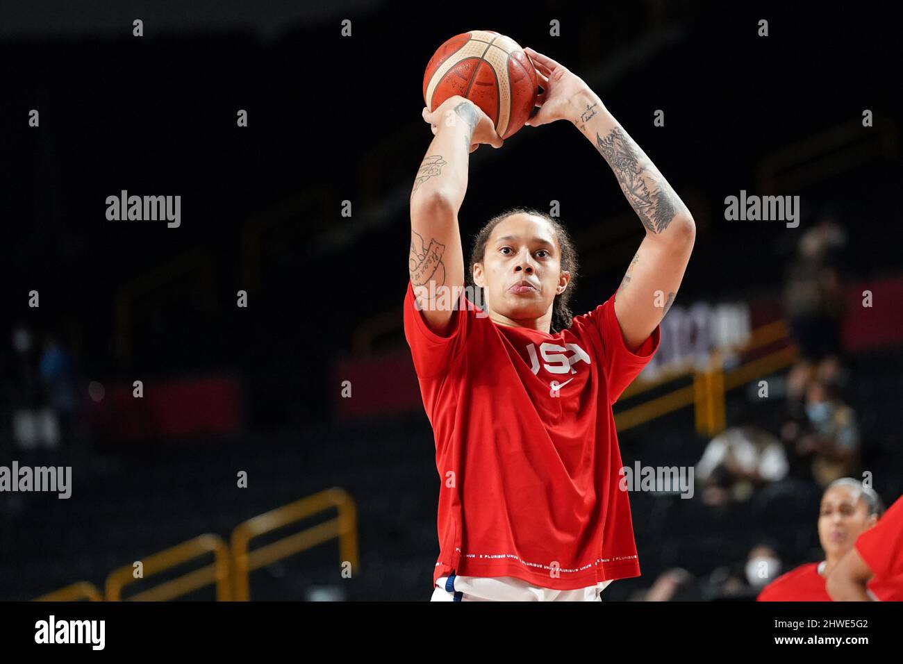 Tokyo, Giappone. 05th Mar 2022. Brittney Griner, #15, si riscalda prima delle finali di pallacanestro femminile ai Giochi Olimpici di Tokyo, in Giappone, domenica 8 agosto 2021. Griner è stato arrestato in Russia per sospetto di droga illegale presso l'aeroporto internazionale di Sheremetyevo. Foto di Richard Ellis/UPI Credit: UPI/Alamy Live News Foto Stock