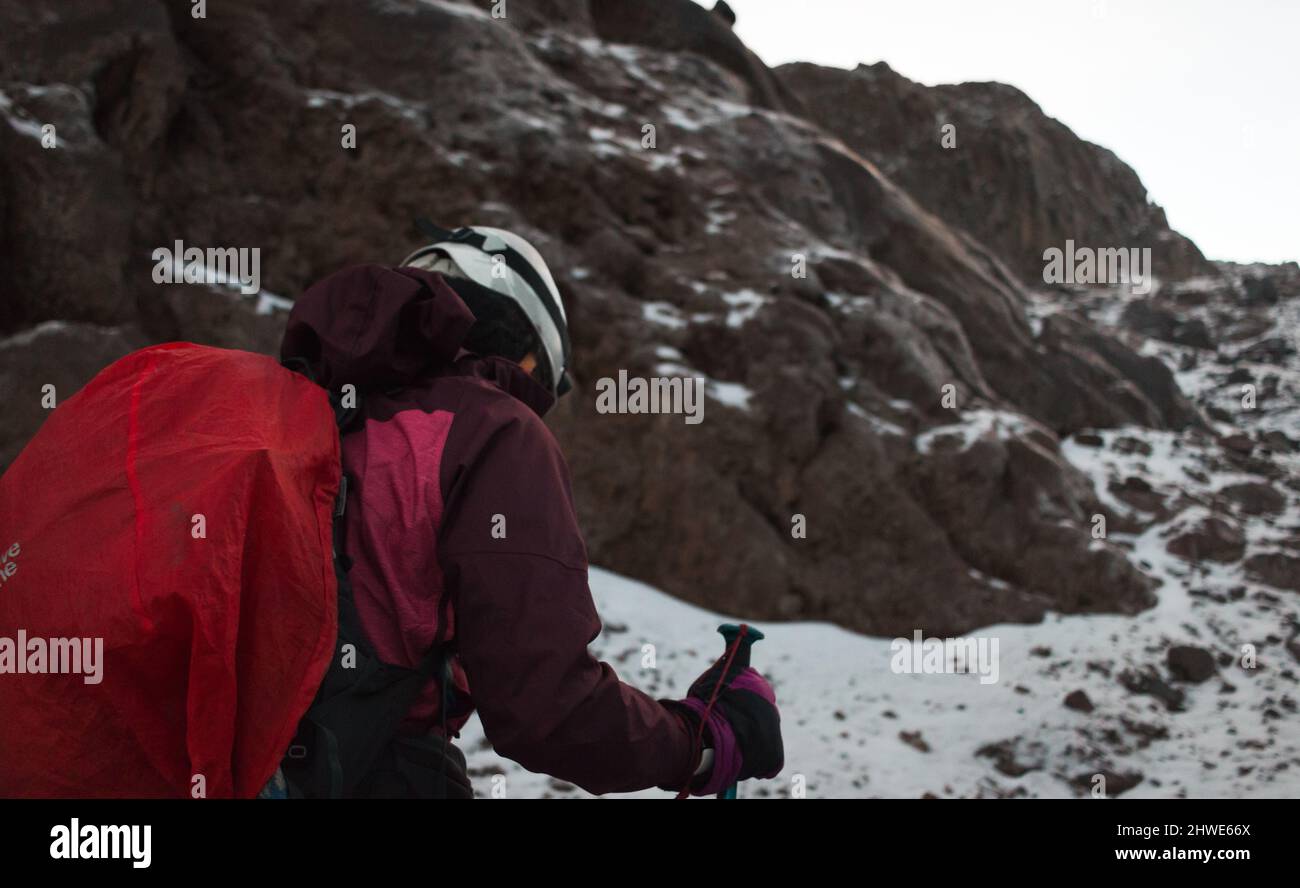 Primo piano ritratto di bella ragazza scura in alpinismo marcia Foto Stock