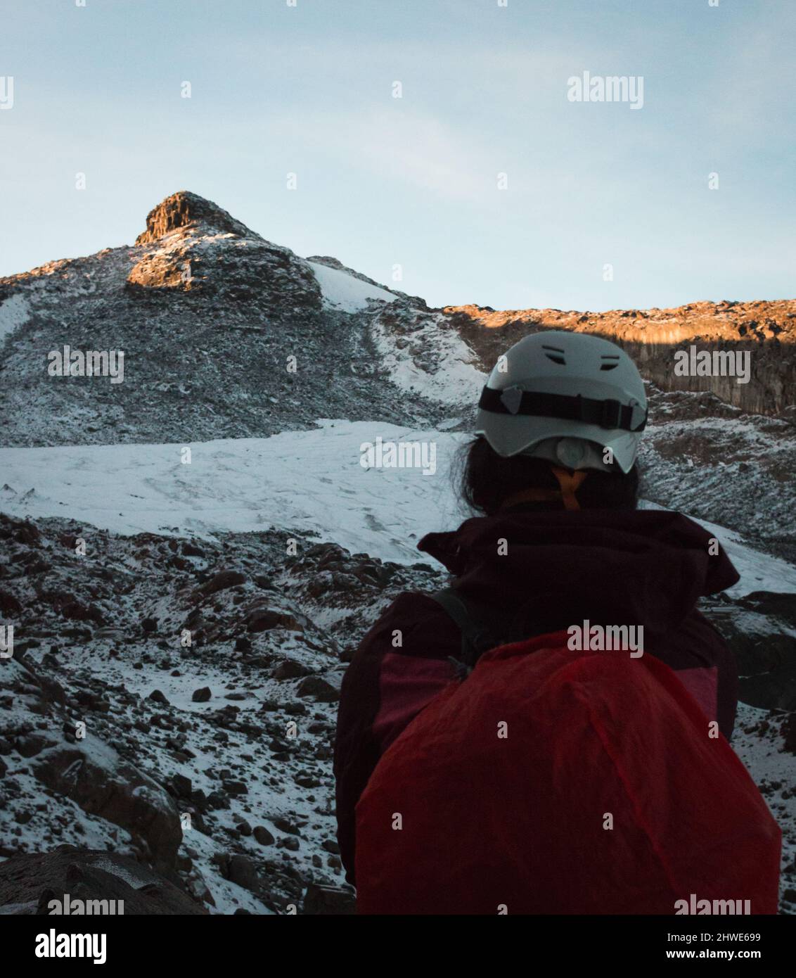 Primo piano ritratto di bella ragazza scura in alpinismo marcia Foto Stock