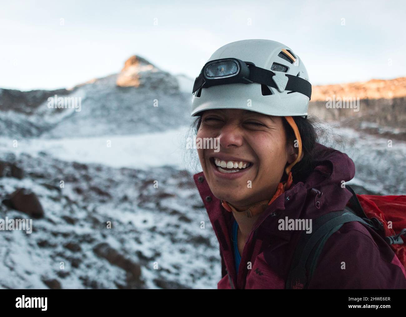 Primo piano ritratto di bella ragazza scura in alpinismo marcia Foto Stock