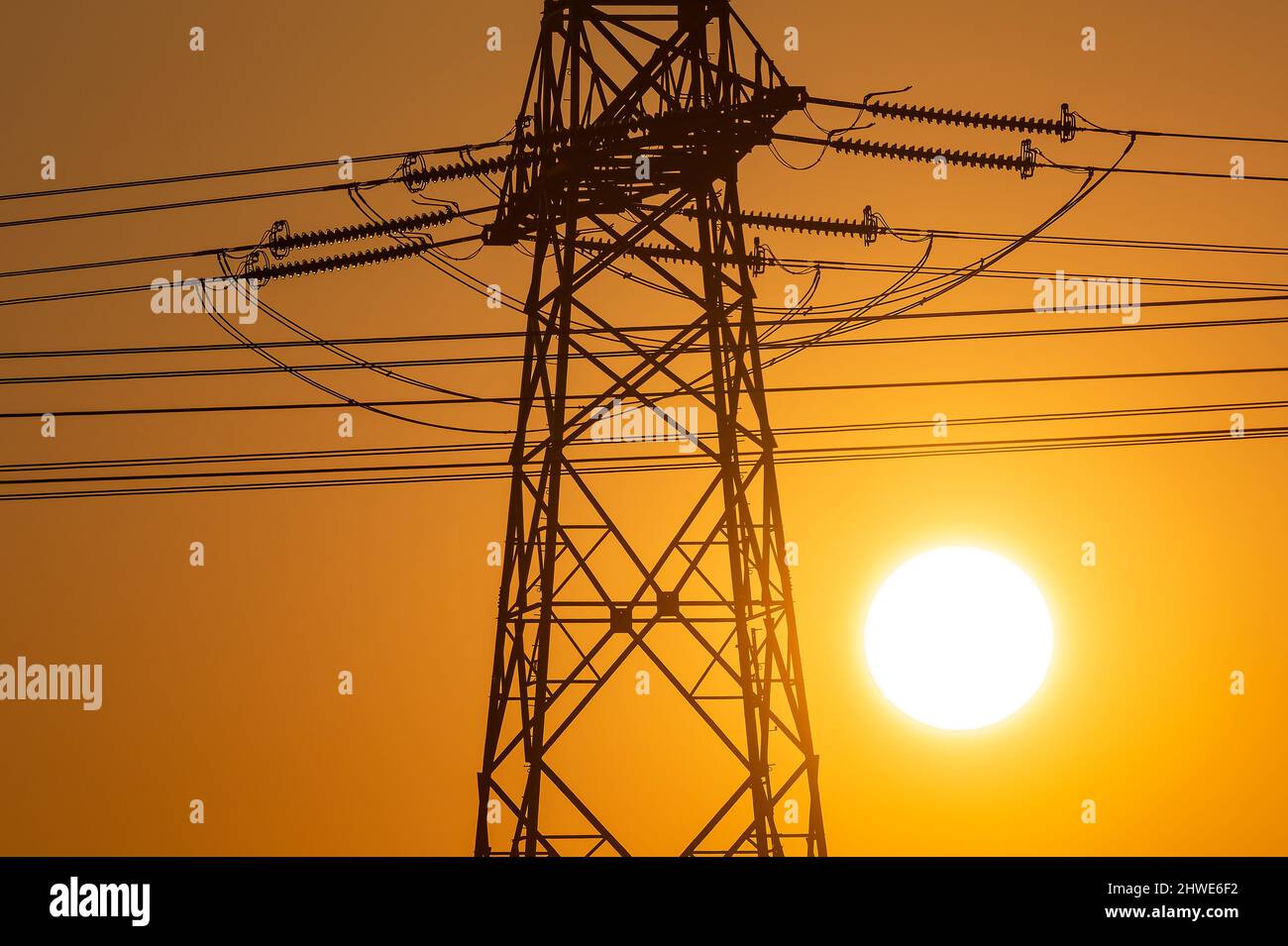Cavi ad alta tensione in una torre di trasmissione per la distribuzione di energia elettrica. Foto Stock