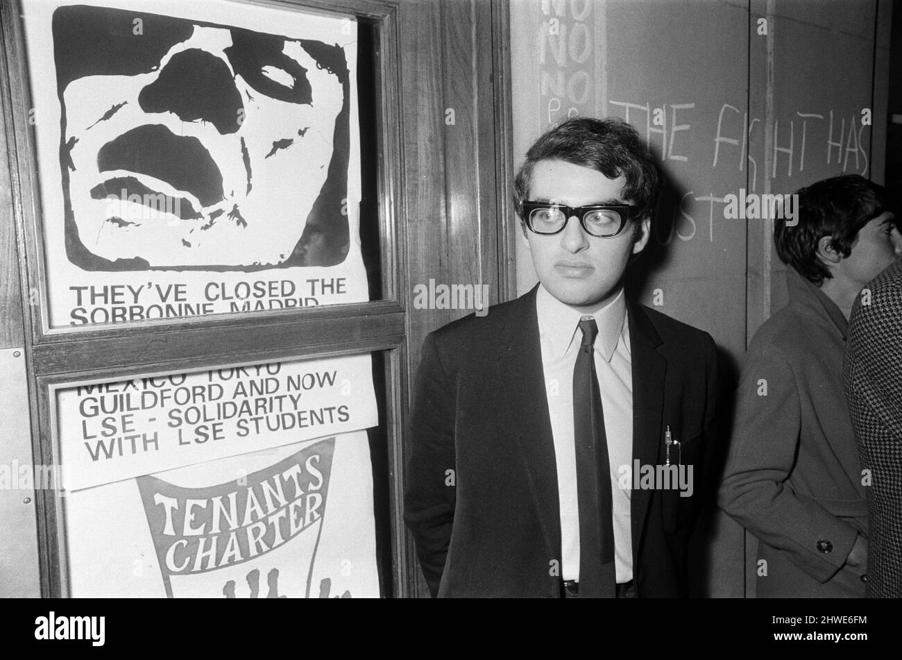 Gli studenti che occupano la sede centrale dell'Unione della London University a Malet Street, tengono un incontro per formulare i futuri piani d'azione. I manifestanti hanno detto che volevano costituire una base rivoluzionaria e istituire una London School of Economics in esilio, la LSE è stata chiusa a seguito di proteste da parte di studenti arrabbiati per l'installazione di cancelli di sicurezza in acciaio. Nella foto, Romie Tager (21) un ufficiale dell'Unione degli studenti dell'Università di Londra, al di fuori della sede, gli è stato negato l'ingresso alla riunione. 28th gennaio 1969. Foto Stock