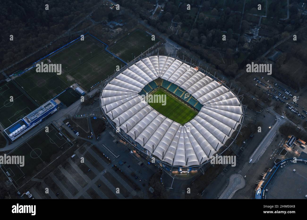 Amburgo, Germania - Marzo 2022: Vista aerea notturna sul Volksparkstadion illuminato, stadio sede del club di calcio Hamburger SV. Foto Stock