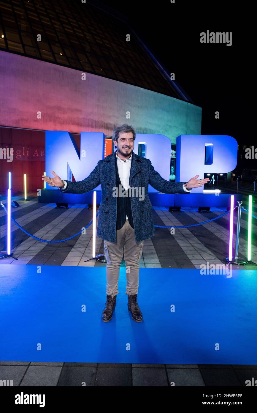 3 marzo 2022, Milano, Italia: In occasione della prima nazionale per l'Italia del musical Notre Dame de Paris Paolo Ruffini ha camminato il Red Carpet (Credit Image: © Luca Marenda/Pacific Press via ZUMA Press Wire) Foto Stock