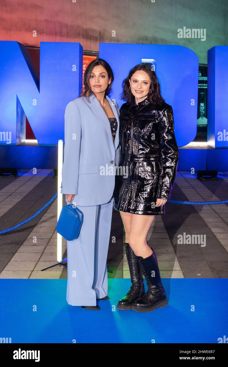 3 marzo 2022, Milano, Italia: In occasione della prima nazionale per l'Italia del musical Notre Dame de Paris, Margherita Vicario e Francesca Michielin si sono presentati sul Red Carpet. (Credit Image: © Luca Marenda/Pacific Press via ZUMA Press Wire) Foto Stock