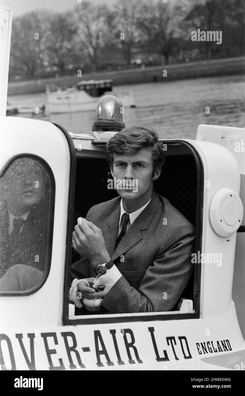 Sir Ranulph Twisleton-Wykeham-Fiennes, leader di una spedizione hovercraft sei uomini al Nilo Bianco, che è tornato giovedì scorso, prova una sorella 'hip' sul Tamigi a Putney. 11th aprile 1969. Foto Stock