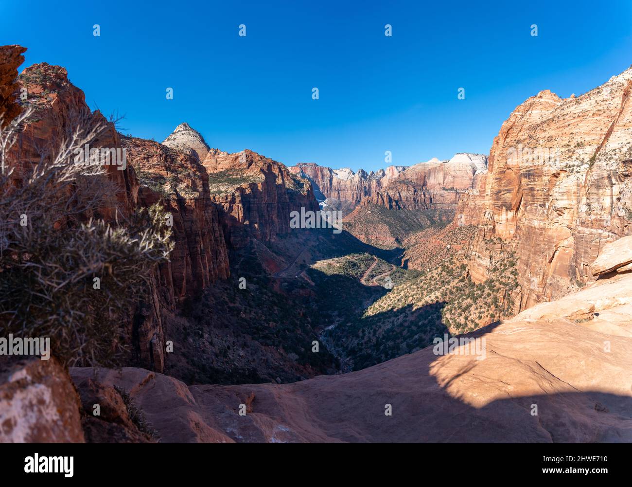 Vista della Valle del Parco Nazionale di Zion dalla cima della montagna Foto Stock