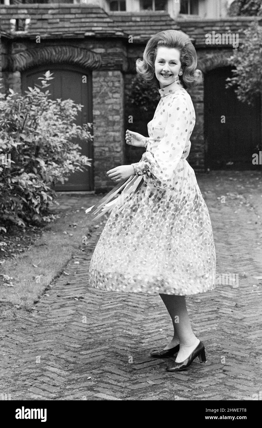 Lady Dartmouth, figlia di Alexander McCorquodale e romantic romanziere Dame Barbara Cartland, ha votato una delle 10 migliori donne di abbigliamento del paese. Viene raffigurata a casa sua indossando un abito midi multicolore. 21st settembre 1970. Foto Stock
