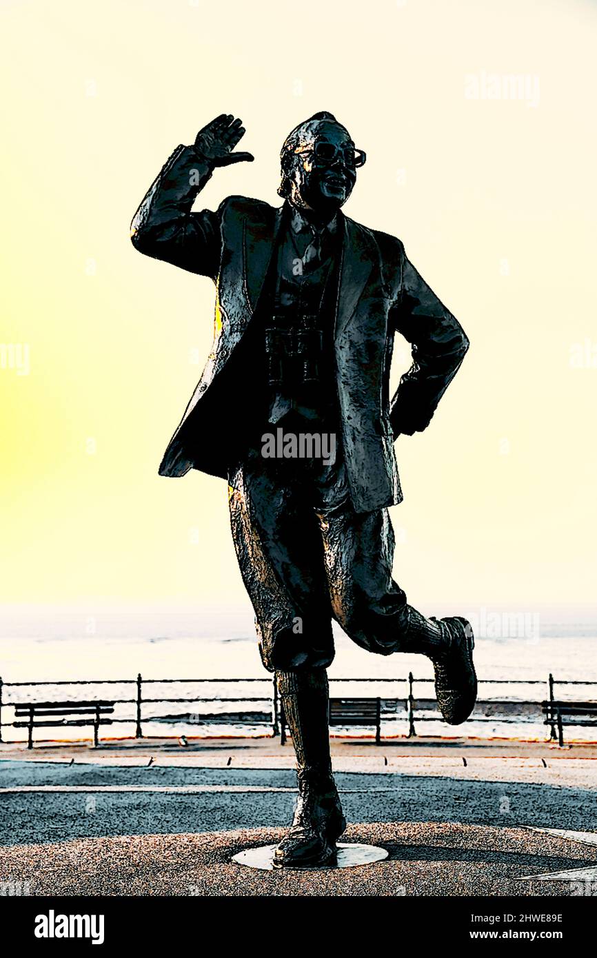 Una statua di bronzo in onore della leggendaria commedia Eric Morecambe sul lungomare di Morecambe, la città natale di Eric. Foto Stock