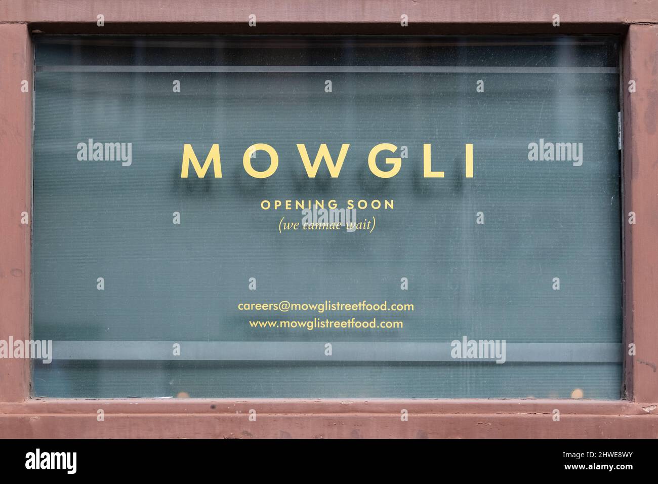 Il ristorante Mowgli aprirà presto firma a Glasgow, Scozia, Regno Unito - 'apertura presto (WE cannae attendere)' Foto Stock