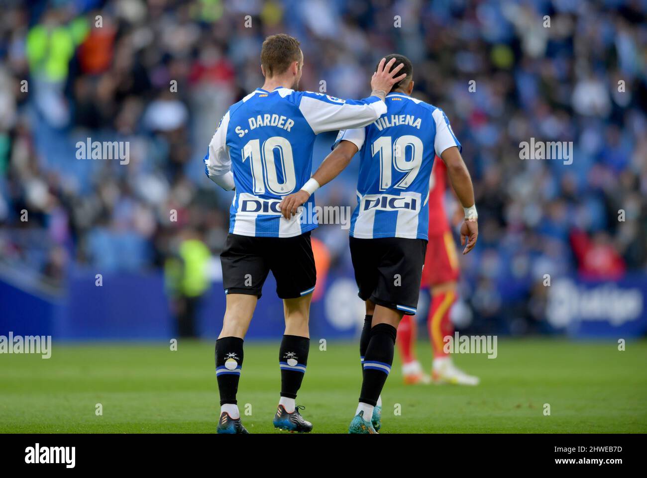 Barcelona,Spain.5 March,2022. Sergi Darder (10) di RCD Espanyol e Vilhena festeggiano il secondo gol (proprio gol segnato da getafe cf) durante la partita spagnola la Liga tra RCD Espanyol e Getafe CF allo stadio RCDE. Credit: Rosdemora/Alamy Live News Foto Stock