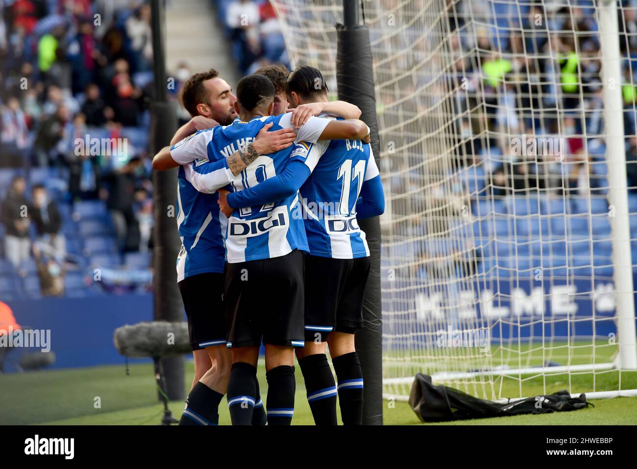 Barcelona,Spain.5 March,2022. Puado (9) di RCD Espanyol,RDT (11) di RCD Espanyol,Sergi Darder (10) di RCD Espanyol e Vilhena celebrano il secondo gol (proprio gol segnato da getafe cf) durante la partita spagnola la Liga tra RCD Espanyol e Getafe CF allo stadio RCDE. Credit: Rosdemora/Alamy Live News Foto Stock