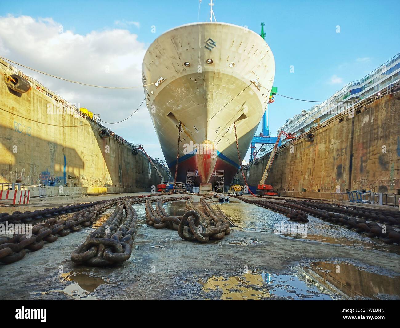 nave da crociera nel molo asciutto, molo asciutto di marsiglia, ombra d'argento, gioiello norvegese, riparazione della nave, manutenzione della nave da crociera, nave nel molo asciutto Foto Stock