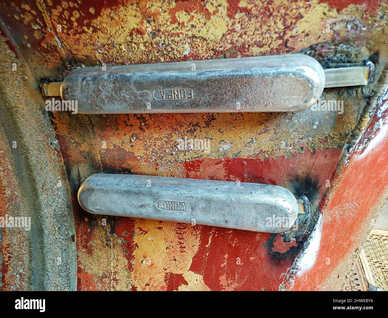 bow thruster di una nave,navi bow thruster,protezione catodica in navi scafo,navi scafo,scafo di una nave,thruster,protezione da corrosione e ruggine Foto Stock