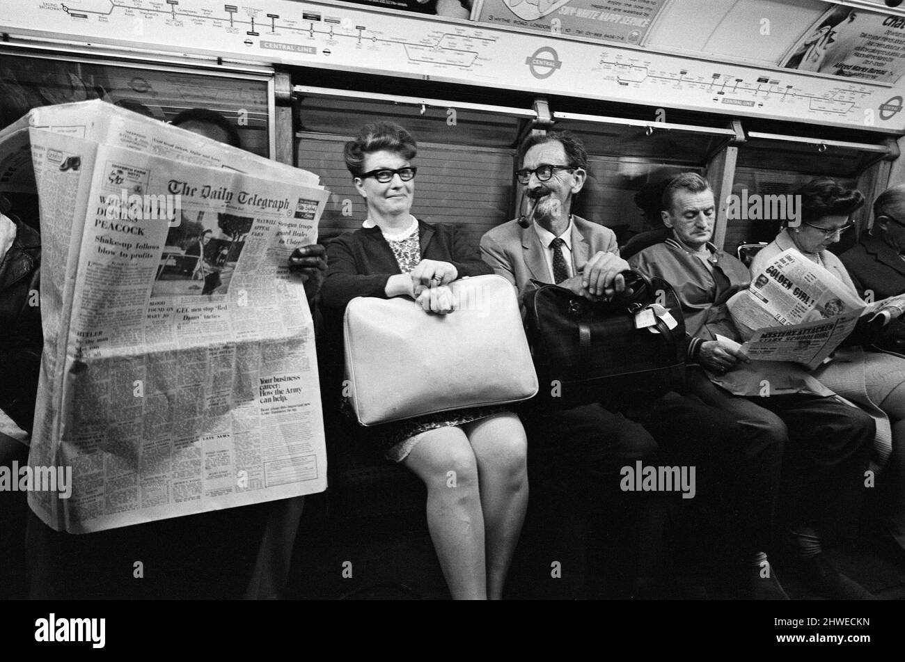 Il dottor Agrell porta nella sua borsa campioni di polvere di luna che gli sono stati assegnati per la ricerca, raffigurati sul tubo. I campioni, che sono stati in quarantena da quando sono stati prelevati dall'equipaggio di Apollo 11 il 21st luglio, sono stati raccolti dal Lunar Receiving Laboratory della NASA a Houston dal Dr. Stuart Agrell, della Cambridge University e dal Dr. P e Clegg della Queen Mary College. I medici sono arrivati all'aeroporto di Londra questa mattina. 19th settembre 1969. Foto Stock