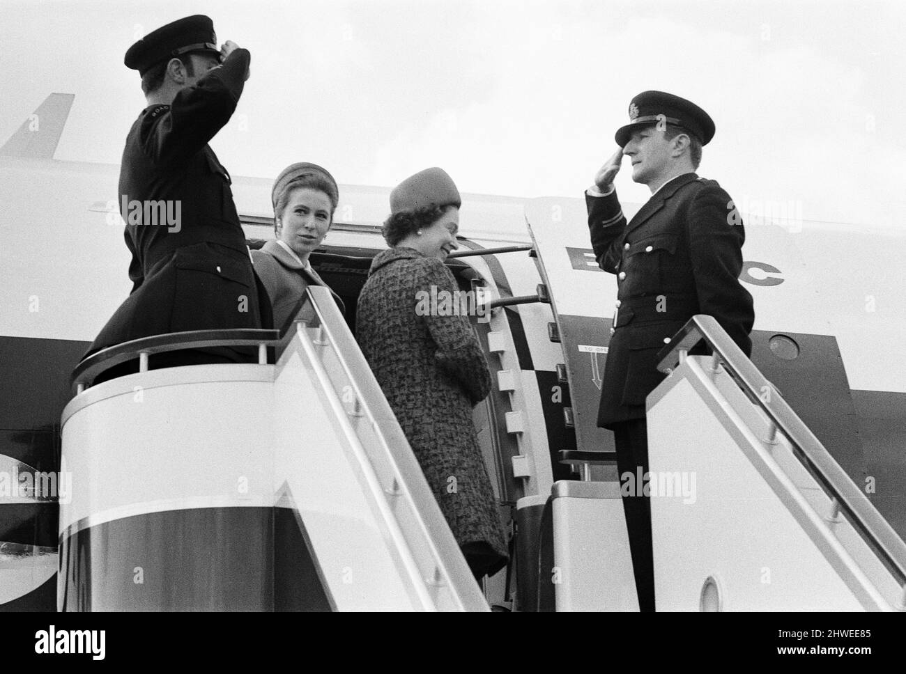 La Regina e la Principessa Anne, nella foto dell'aeroporto di Heathrow, 2nd marzo 1970. Sulla loro strada per l'Australia, in una visita di nove settimane a Fiji, Tonga, Nuova Zelanda e Australia. Il Duca di Edimburgo si unirà a loro stasera a Vancouver, ha suonato polo in Messico dopo la sua visita a Cape Kennedy. Il Principe di Galles si metterà in pari con il Partito reale il 12th marzo a Wellington. Foto Stock