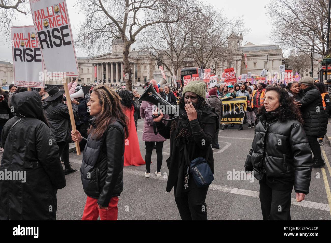 5th marzo 2022, Londra, Regno Unito. Centinaia di donne marciano dalla stazione di polizia di Charing Cross al New Scotland Yard per evidenziare i danni della polizia alle donne e per chiedere la fine della violenza contro le donne in vista della Giornata internazionale della donna del 8th marzo. Foto Stock