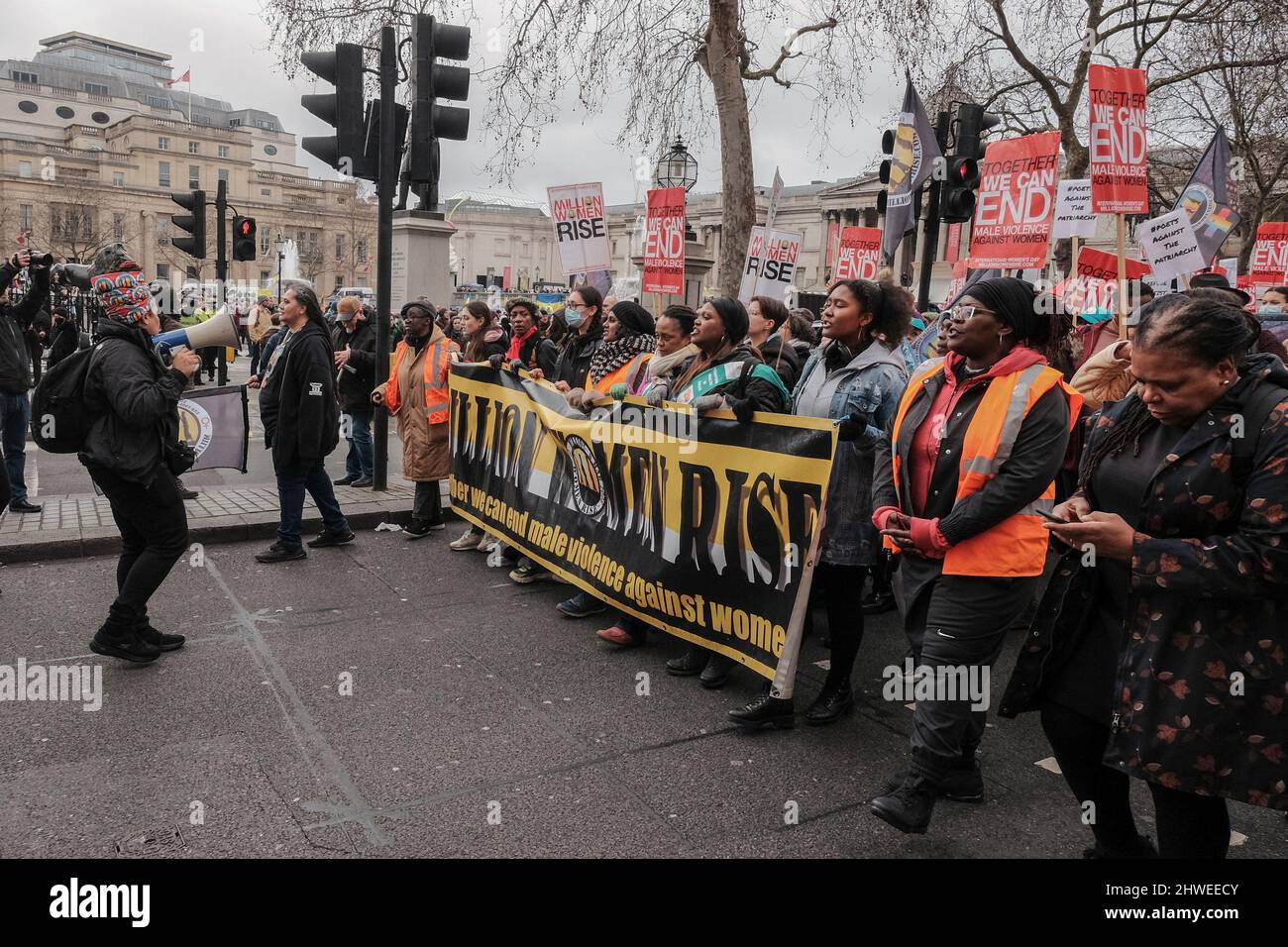 5th marzo 2022, Londra, Regno Unito. Centinaia di donne marciano dalla stazione di polizia di Charing Cross al New Scotland Yard per evidenziare i danni della polizia alle donne e per chiedere la fine della violenza contro le donne in vista della Giornata internazionale della donna del 8th marzo. Foto Stock