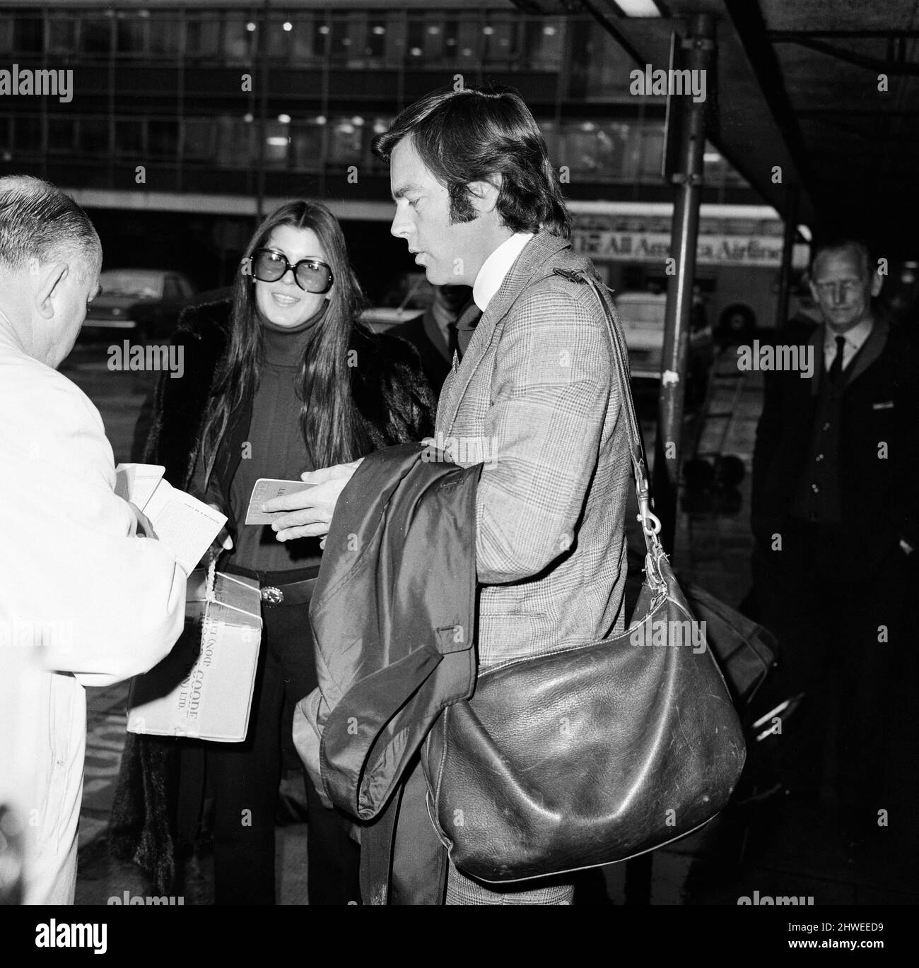 Robert Wagner e Tina Sinatra hanno lasciato l'aeroporto di Heathrow in mano per Los Angeles oggi. Sono stati qui e a Milano per diversi giorni in una visita privata. Mentre erano qui, hanno guardato Frank Sinatra e Bob Hope al Charity Show presso il Festival Hall. 23rd novembre 1970. Foto Stock