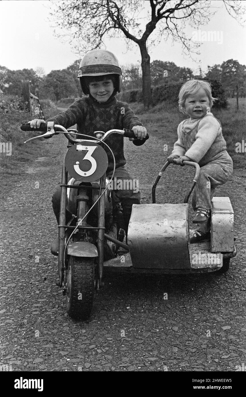 Jim Whitt di Tipton, Staffs, è un famoso motociclista 'scrambler' sia intorno ai circuiti di Midland che nel continente. Il suo più grande fan è il suo figlio Craig, di quattro anni, che vuole emularlo un giorno. Jim ha costruito una macchina del 50cc che Craig gestisce con facilità e la sua sorellina, Mandy di 16 mesi, ama viaggiare come passeggero, appoggiandosi per aiutare la macchina a rotolare le curve. 1st giugno 1969. Foto Stock