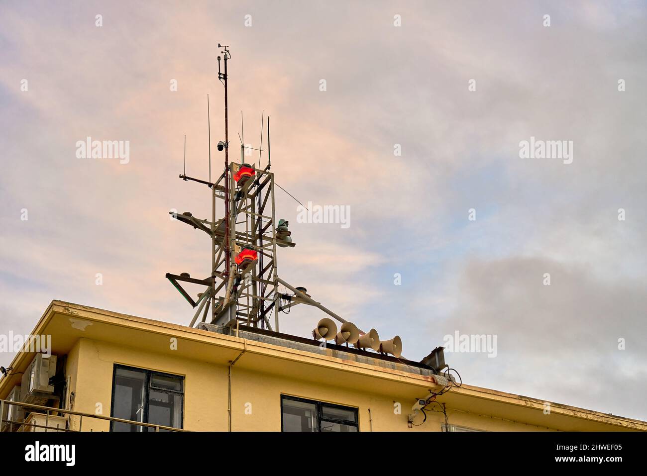 Antenne, antenne e altoparlanti sulla parte superiore di un edificio Foto Stock