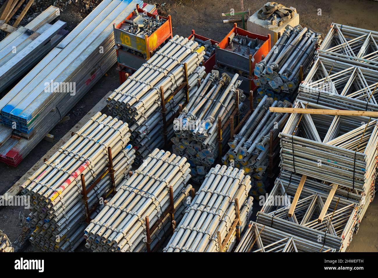 Barre metalliche, telai e attrezzature da costruzione in un cantiere Foto Stock