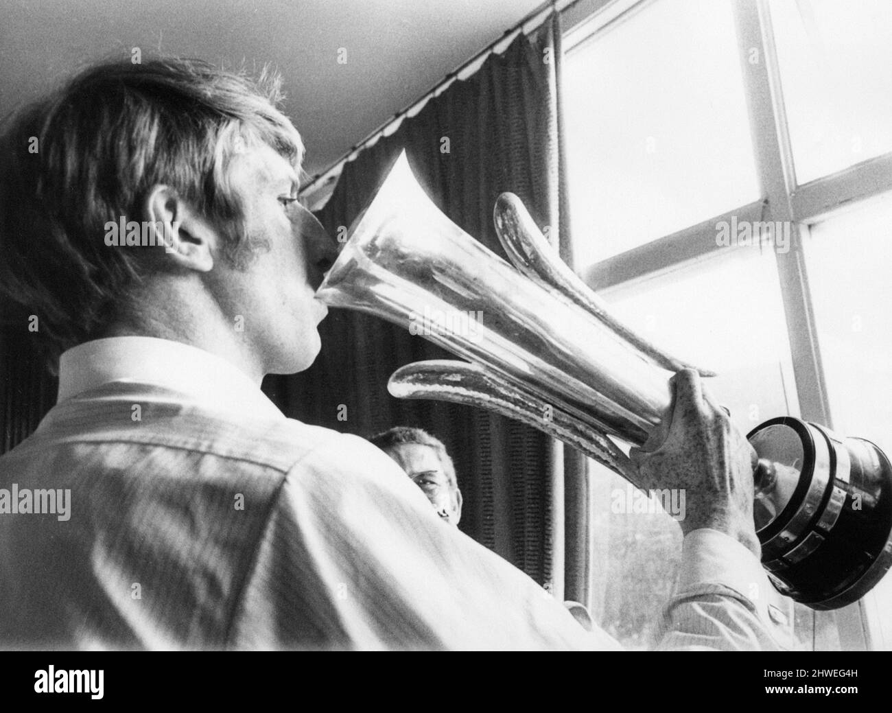 Newcastle United Homecoming dopo aver vinto 1969 Inter-Cities Fairs Cup, con una vittoria aggregata 6-2 su Ujpest FC di Ungheria, Giovedi 12th giugno 1969. La nostra foto mostra ... centro in avanti Wyn Davies prende una rondine di champagne dalla tazza a St James Park. Foto Stock